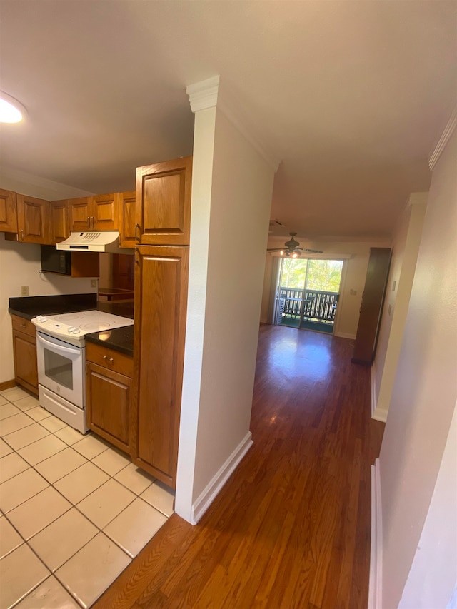 kitchen featuring ceiling fan, white range with electric cooktop, light wood-type flooring, and crown molding