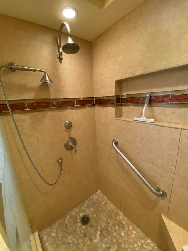 bathroom featuring a tile shower