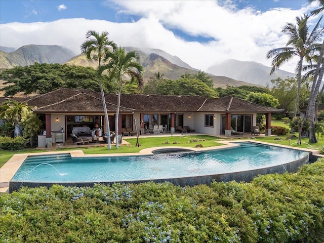 85 Lau Awa Pl, Lahaina, HI 96761 - swimming pool featuring a jacuzzi, a mountain view, a patio area, and an outdoor living space