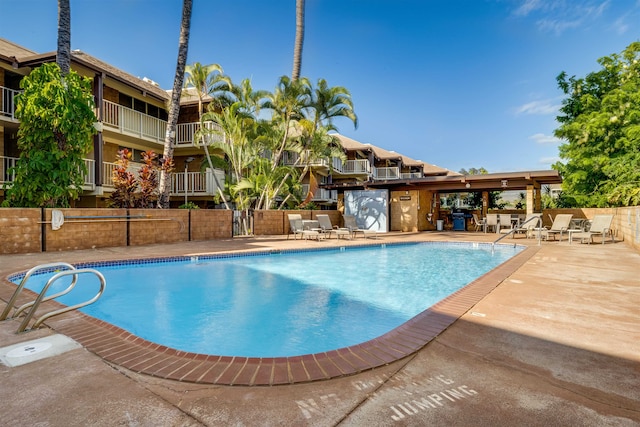 1002 S Kihei Rd Unit 205, Kihei, HI 96753 - community pool with a patio
