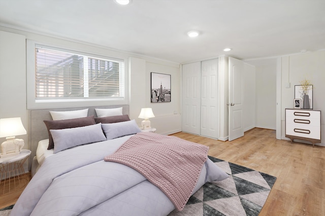 bedroom with light wood-style flooring, a closet, and recessed lighting