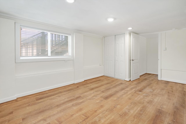 interior space featuring light wood finished floors, baseboards, a closet, and recessed lighting