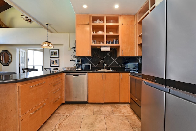 kitchen with sink, hanging light fixtures, tasteful backsplash, kitchen peninsula, and stainless steel appliances