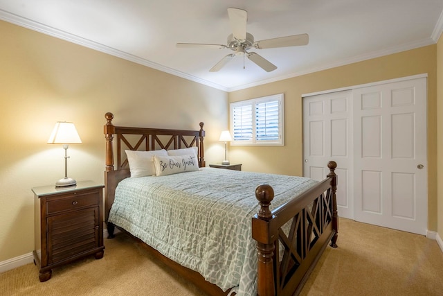 bedroom with a closet, ceiling fan, crown molding, and light colored carpet