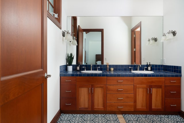 3002 S Kihei Rd, Kihei, HI 96753 - bathroom featuring double vanity