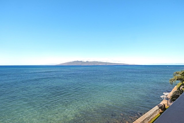 water view with a mountain view