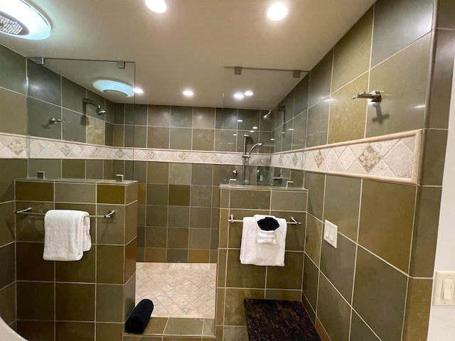 bathroom featuring a tile shower