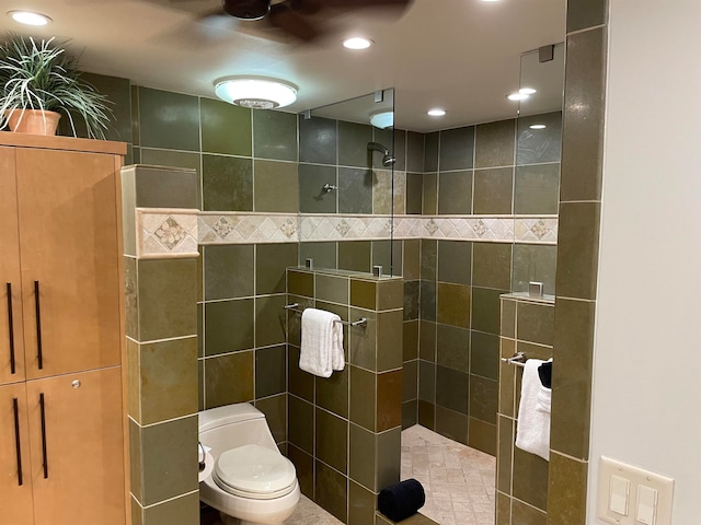 bathroom featuring toilet, a tile shower, and ceiling fan