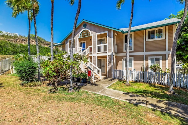 view of front of house featuring a front lawn