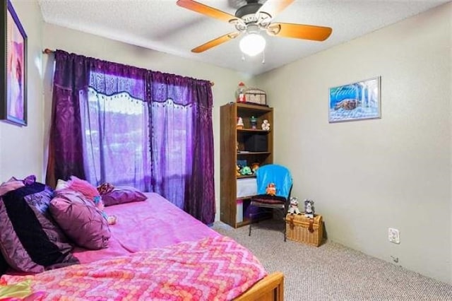 bedroom with ceiling fan, a textured ceiling, and carpet