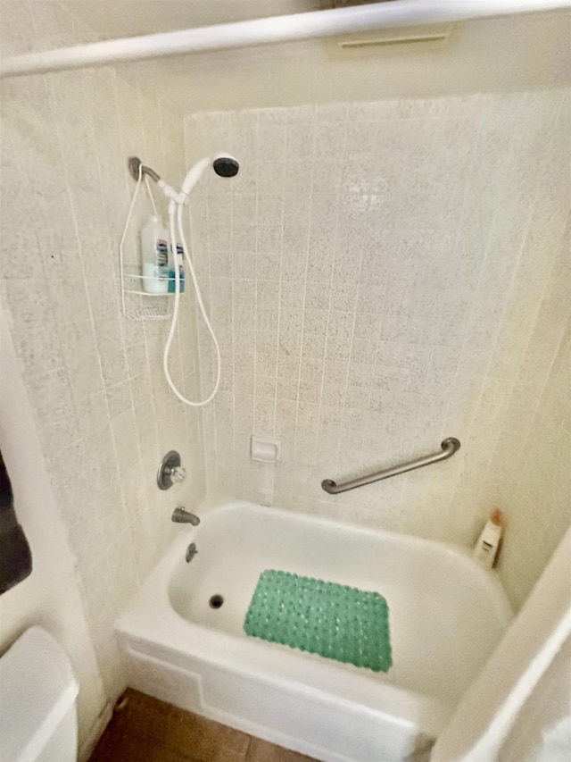 bathroom with tiled shower / bath combo