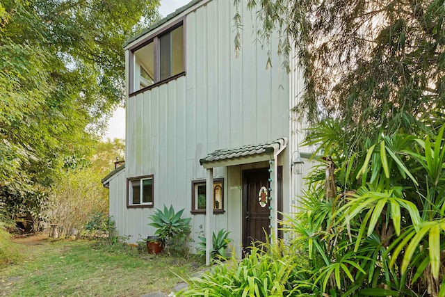 view of front of house featuring a front lawn