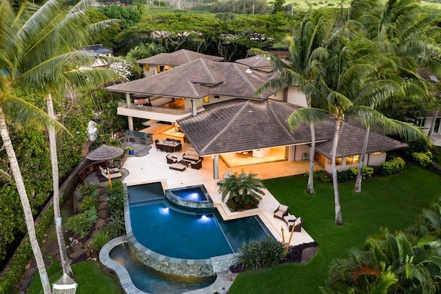 view of pool with an in ground hot tub, a yard, and a patio