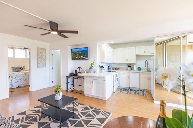 3823 Lower Honoapiilani Rd Unit 302, Lahaina, HI 96761 - living area with a ceiling fan and light wood finished floors