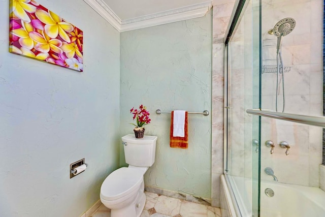 full bathroom featuring shower / bath combination with glass door, toilet, baseboards, and ornamental molding