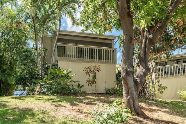 view of side of property featuring a lawn