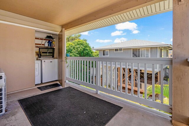 balcony with washing machine and dryer