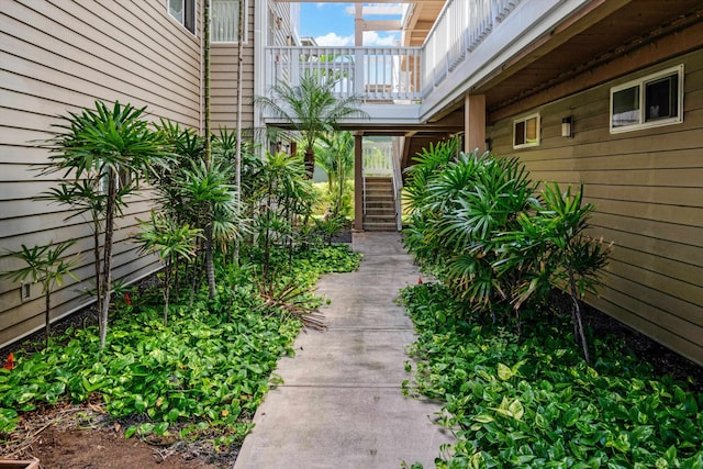 view of yard with a balcony