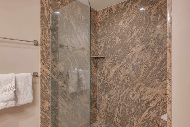 bathroom featuring a tile shower