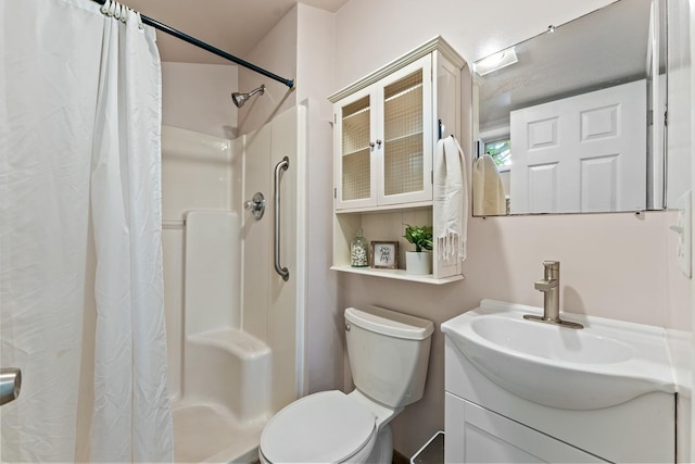 bathroom featuring a shower with shower curtain, vanity, and toilet