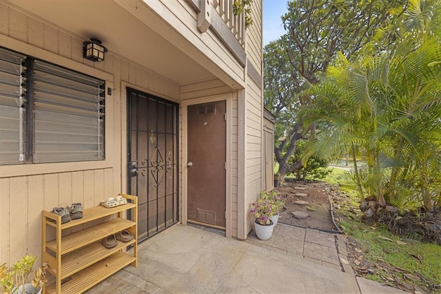 property entrance featuring a balcony