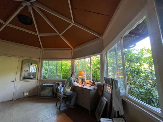 sunroom featuring ceiling fan