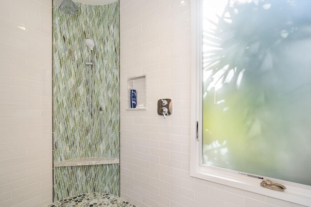 bathroom featuring a tile shower