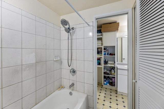 bathroom featuring tiled shower / bath combo