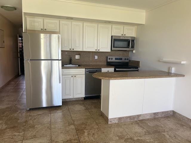 3959 Lower Honoapiilani Rd Unit 304, Lahaina, HI 96761 - kitchen featuring appliances with stainless steel finishes, a sink, tasteful backsplash, a peninsula, and crown molding