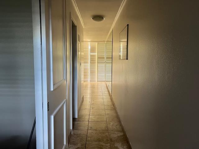 3959 Lower Honoapiilani Rd Unit 304, Lahaina, HI 96761 - hall featuring crown molding