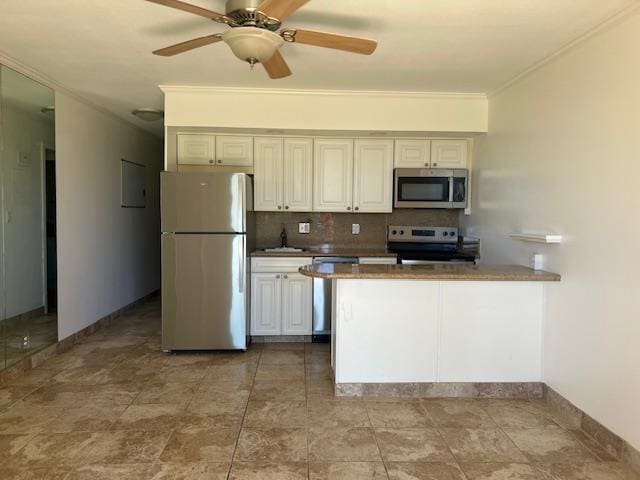 3959 Lower Honoapiilani Rd Unit 304, Lahaina, HI 96761 - kitchen featuring appliances with stainless steel finishes, backsplash, a peninsula, a ceiling fan, and crown molding