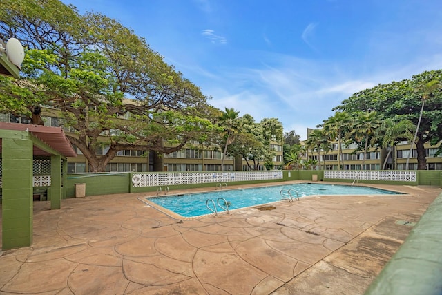 111 Kahului Beach Rd Unit D402, Kahului, HI 96732 - community pool with a fenced backyard and a patio area