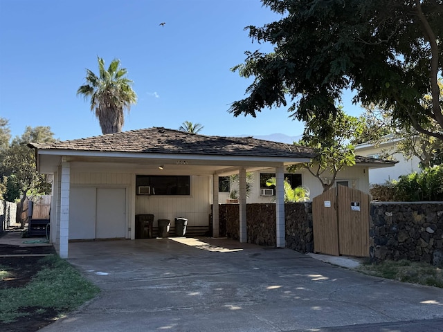 view of front facade featuring a carport