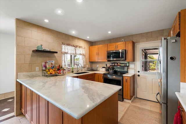 980 Kuhio Pl, Wailuku, HI 96793 - kitchen with stainless steel appliances, a sink, a peninsula, recessed lighting, and decorative backsplash