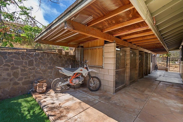 980 Kuhio Pl, Wailuku, HI 96793 - view of patio featuring a gate
