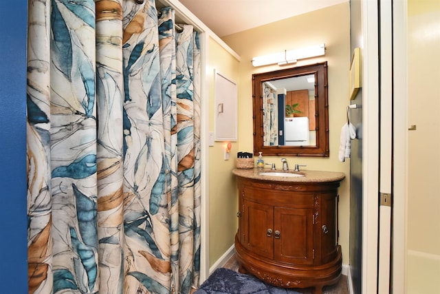 bathroom featuring a shower with curtain and vanity