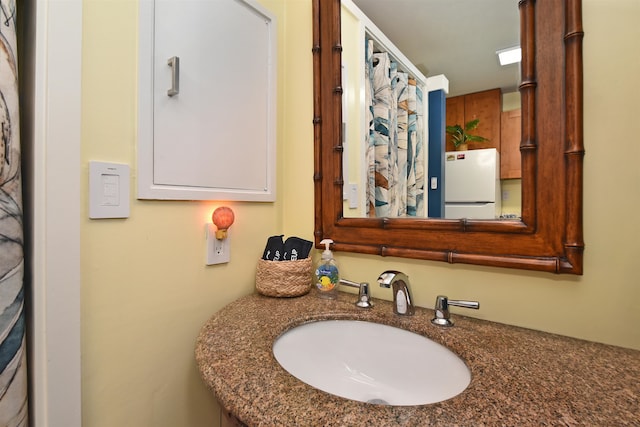 bathroom featuring sink