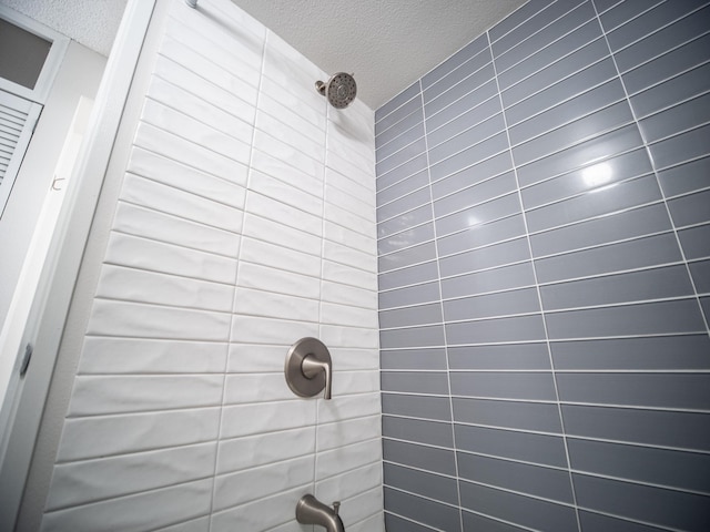 details featuring tiled shower and a textured ceiling