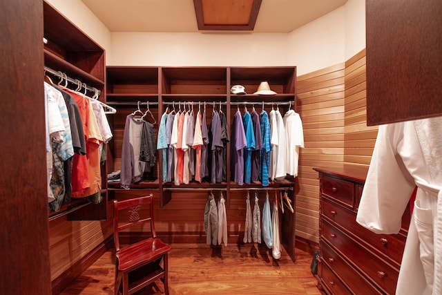 walk in closet with hardwood / wood-style floors