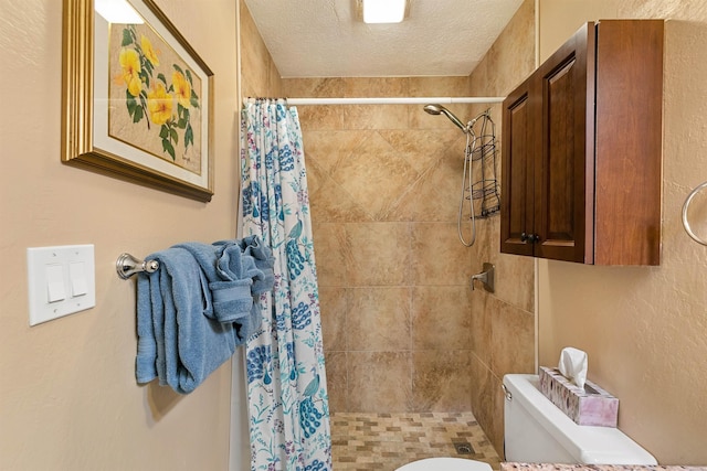 bathroom featuring a shower with curtain, a textured ceiling, and toilet