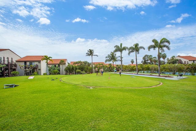 view of property's community featuring a lawn