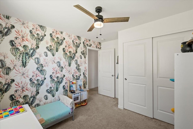 living area featuring ceiling fan, light colored carpet, and wallpapered walls
