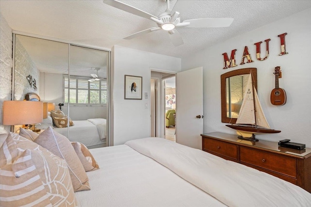 bedroom featuring a closet, a textured ceiling, and ceiling fan