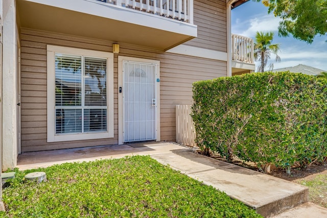 480 Kenolio Rd Unit 22-105, Kihei, HI 96753 - property entrance featuring a balcony and a lawn