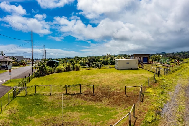 view of yard with an outdoor structure