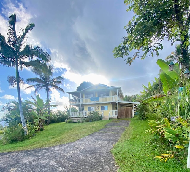 view of front of home featuring a front lawn and covered porch