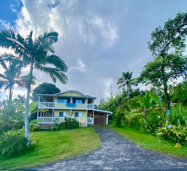 view of front of home featuring a carport and a front lawn