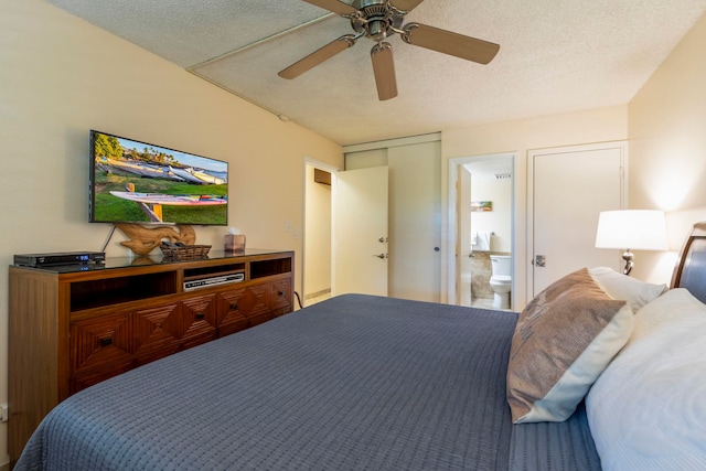 bedroom featuring ceiling fan, a textured ceiling, and connected bathroom