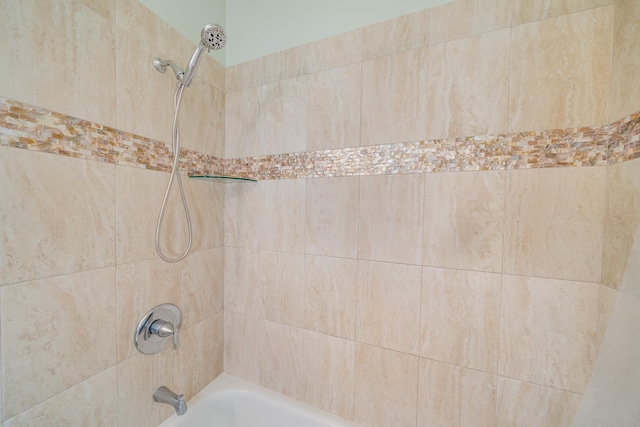 bathroom with tiled shower / bath