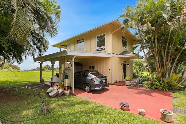 view of front of property featuring a front lawn and a carport